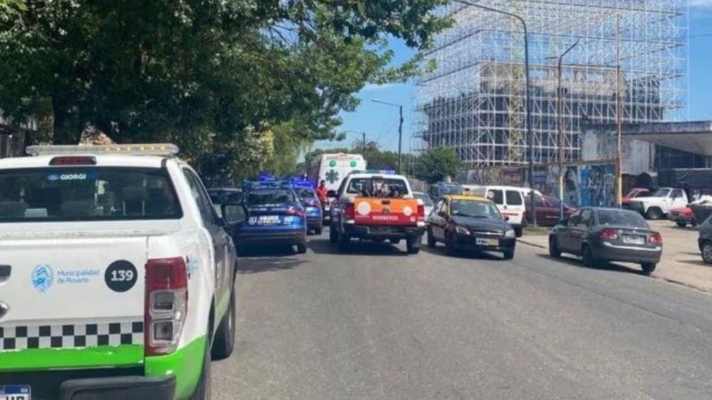 Un chico recibió una descarga, sus abuelos trataron salvarlo, pero los tres murieron electrocutados.