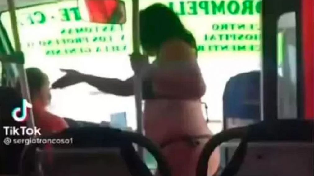 Una mujer es viral por viajar en ropa interior en un colectivo (TikTok).