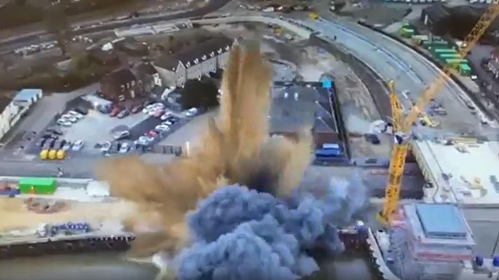 El momento en el que estalla la bomba en el condado británico de Norfolk (Captura de video).