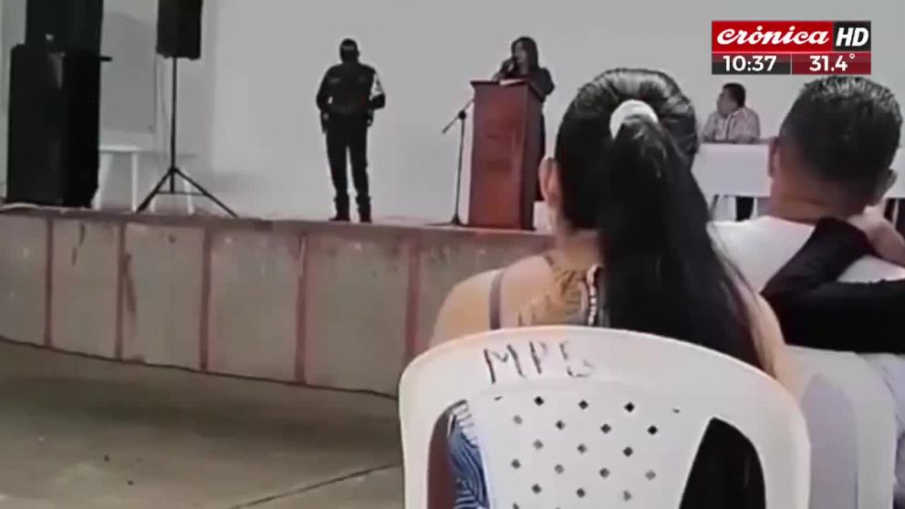 El momento del polémico discurso de la directora de escuela (Captura Crónica HD).