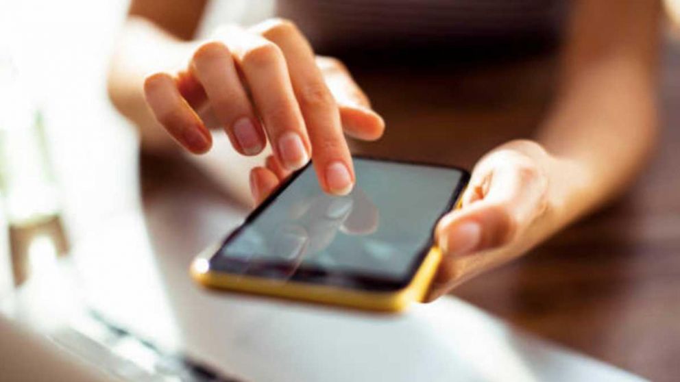 El particular método de una mujer para usar menos WhatsApp al hablar con su "chongo".