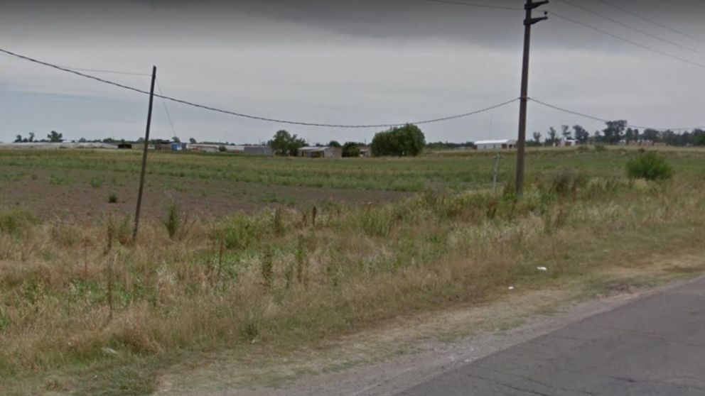 Los individuos huyeron por este campo, ubicado en las cercanías del escenario del asalto.