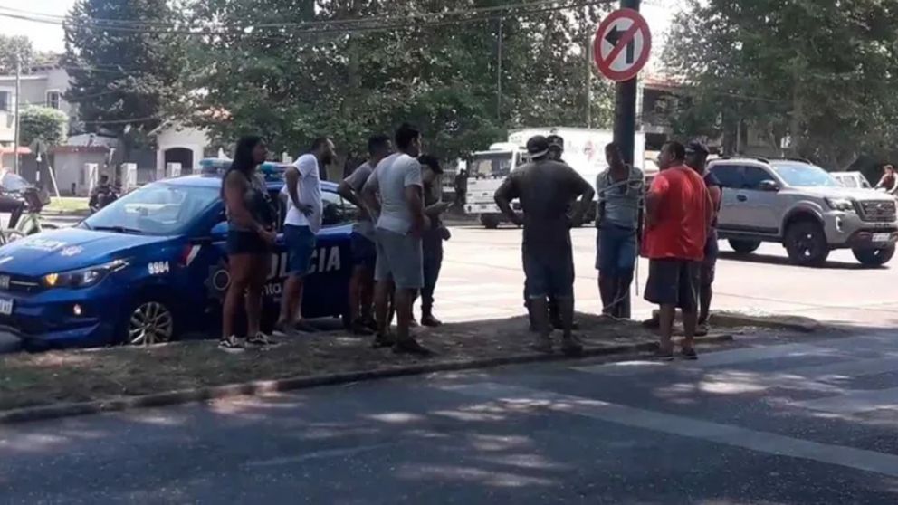 Vecinos atraparon a un ladrón y para evitar que se escapara lo ataron a un poste (Imagen captura vídeo).