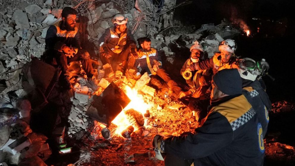 El fr�o dificultaba el trabajo de los socorristas que buscan sobrevivientes del sismo en Turqu�a y Siria (T�lam).