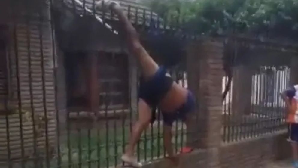 Se metió a robar a una casa, hirió al dueño y cuando quiso escaparse quedó colgado de una reja (Imagen captura vídeo).