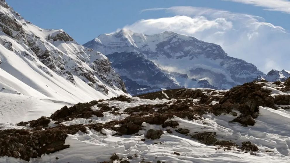 El Cerro Catedral tiene la cumbre más alta del hemisferio occidental, con 6.962 metros.
