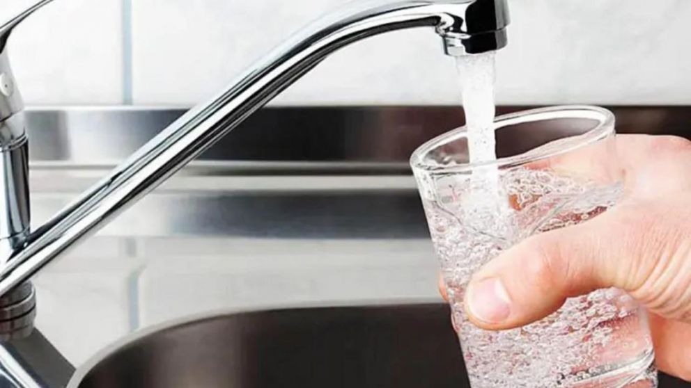 Un restaurante comenzó a cobrar el agua de la canilla y despertó indignación en las redes.