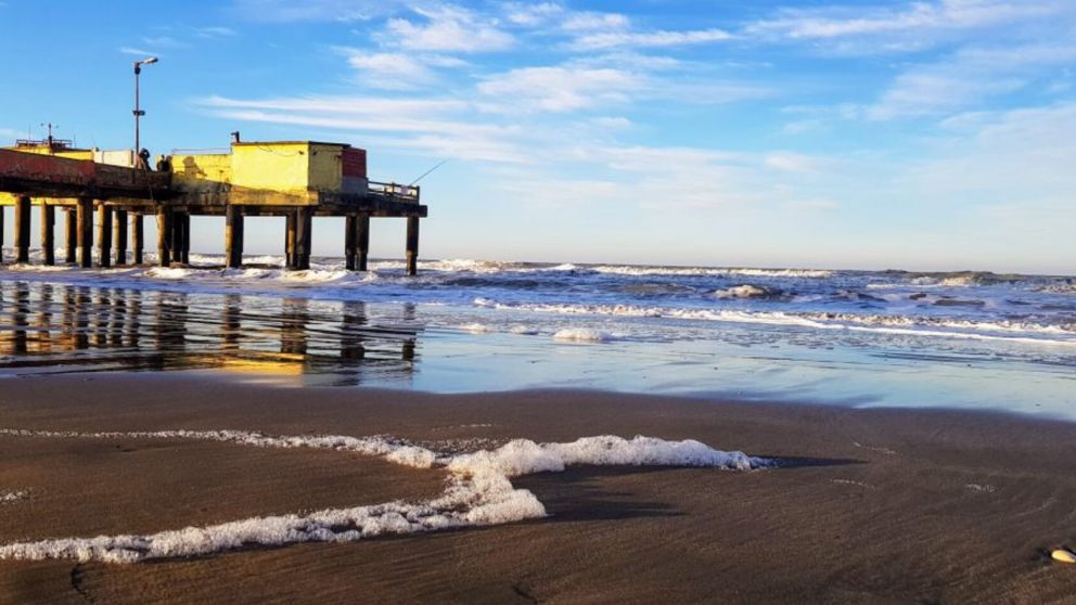 Un joven fue a pasar un día en la playa y murió ahogado luego de ser arrastrado por las olas (Imagen ilustrativa).