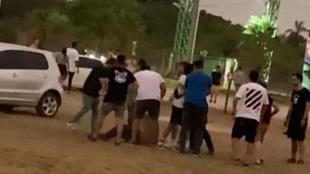 Un joven fue brutalmente agredido por una patota de rugbiers en Corrientes (Imagen captura vídeo).