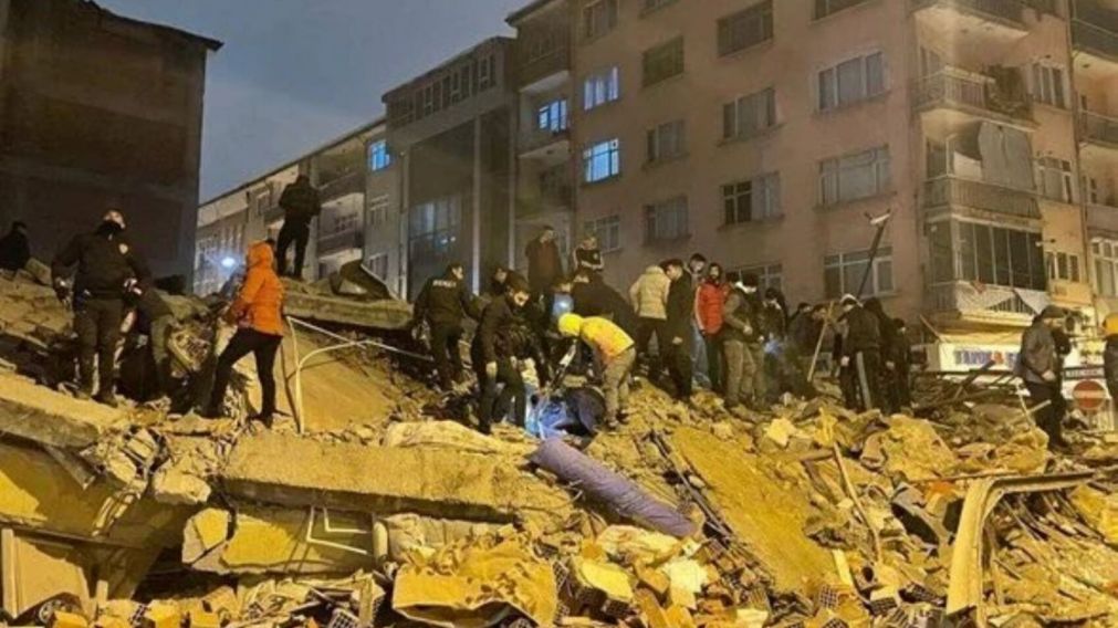 Al menos 500 personas murieron en Turquía y Siria tras un poderoso terremoto de 7,8 grados (Imagen EFE).