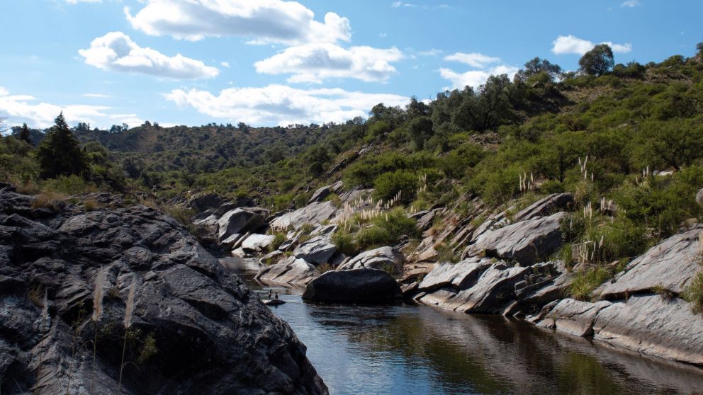 Tragedia en un río de San Luis: un hombre murió ahogado tras intentar rescatar a su hijo.