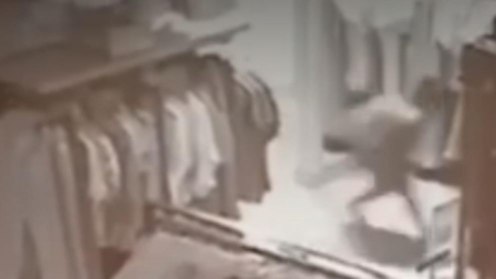 El fantasma de la niña pasó a rauda velocidad en el comercio (Captura de video).