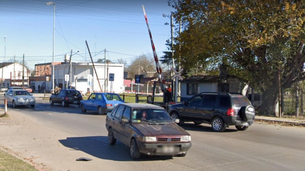 Acá, en este paso a nivel, culminó la alocada fuga de los asaltantes.