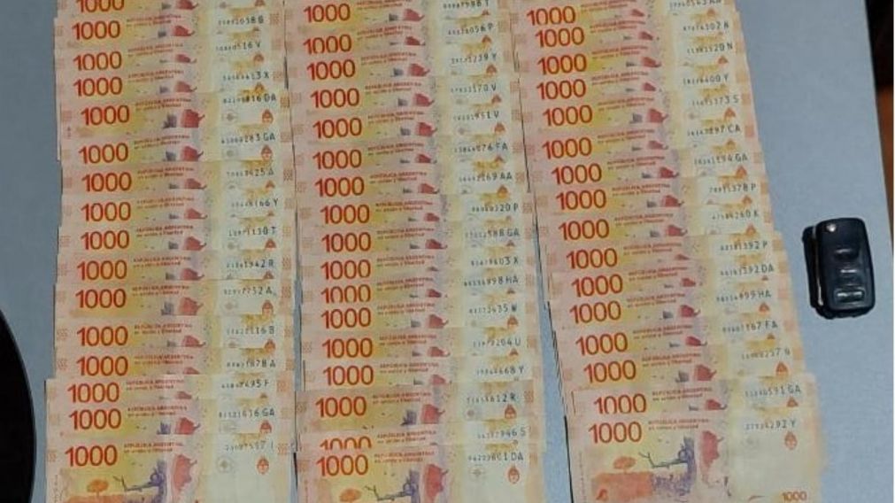Parte del dinero que fue incautado por los investigadores policiales.