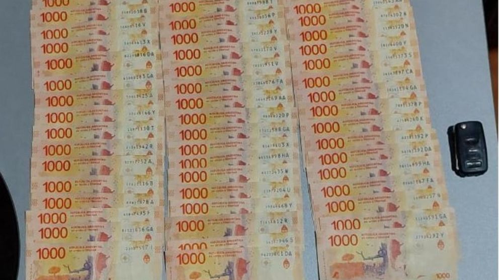 Parte del dinero que fue incautado por los investigadores policiales.