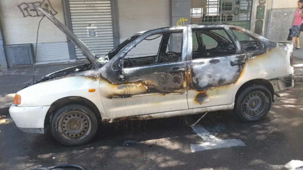 Así quedó el auto tras prenderlo fuego.