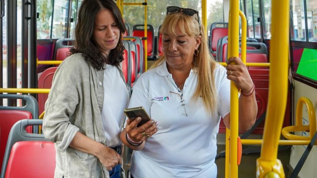 El 88% de las personas usan el celular mientras viajan.