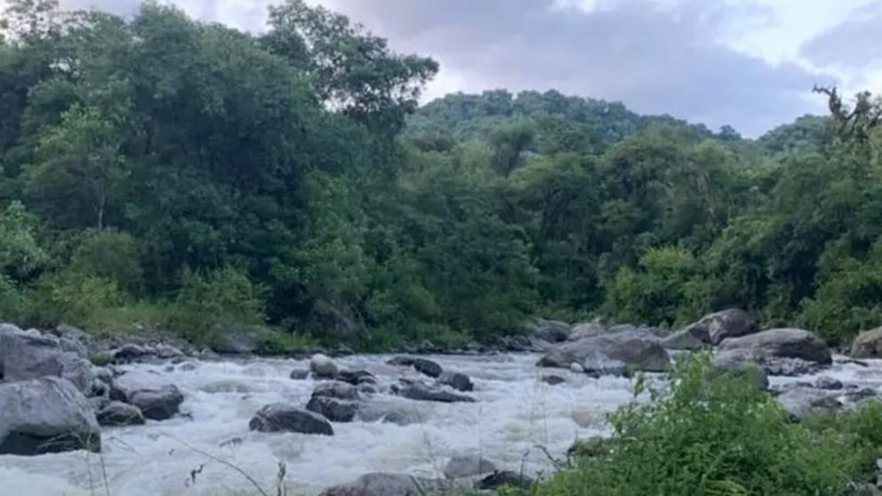 Una turista quiso sacarse una selfie en la orilla de un río, cayó al agua y murió ahogada.
