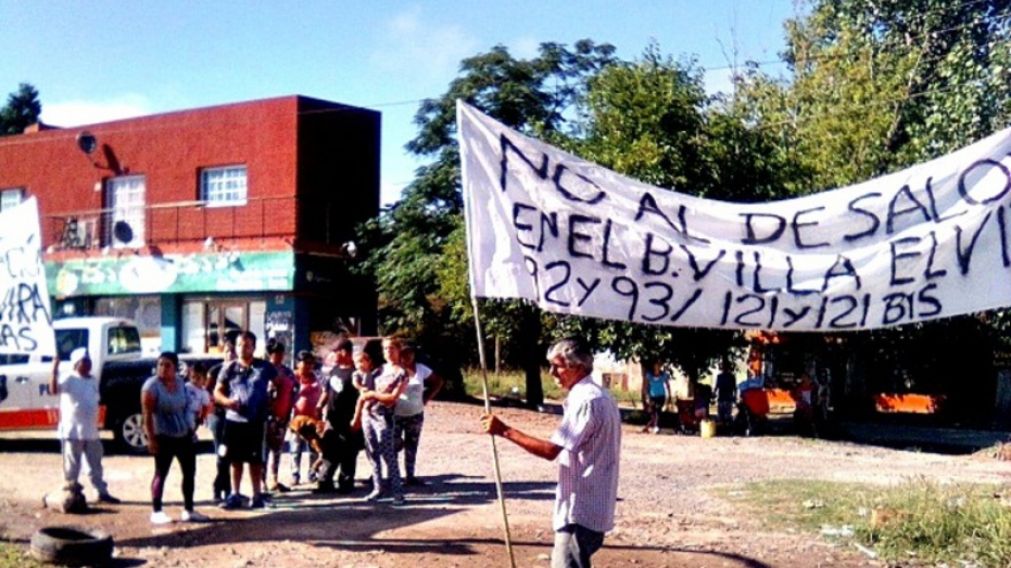Desalojo en Villa Elvira: defienden el bald�o con machete en mano