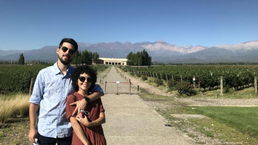 El �ltimo rom�ntico: viaj� muchos kilometros para proponerle casamiento a su novia y su historia rompe corazones en las redes.