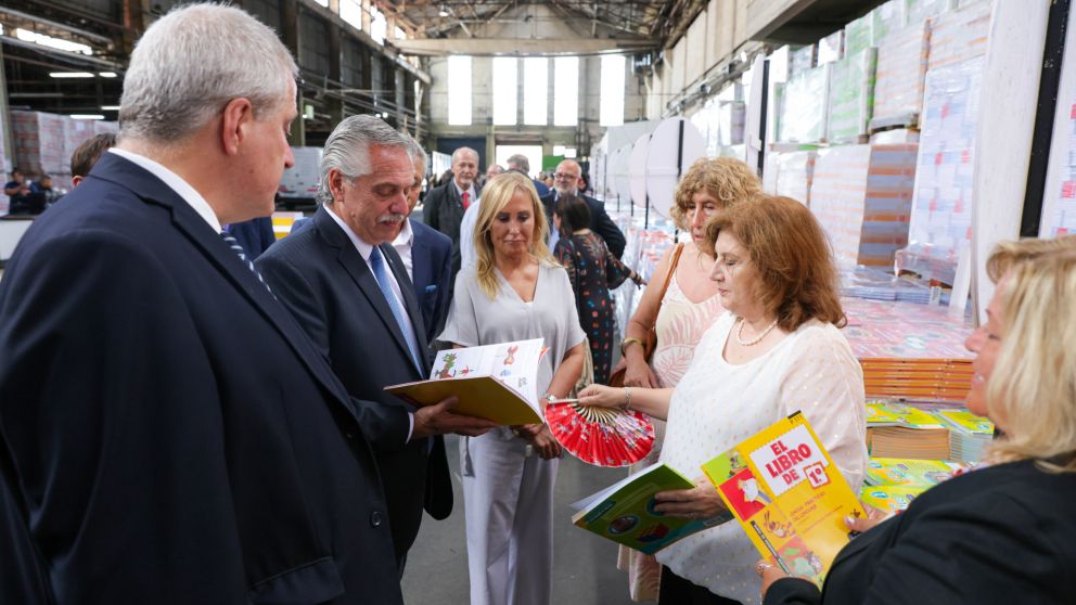 Alberto Fernández junto al ministro de Educación, Jaime Perczyk, en la empresa Envaplast. (Foto: Télam)