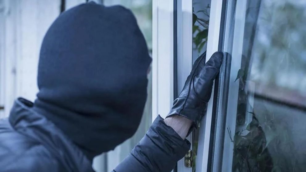 Los malvivientes ingresaron al domicilio de la víctima por una de las ventanas.