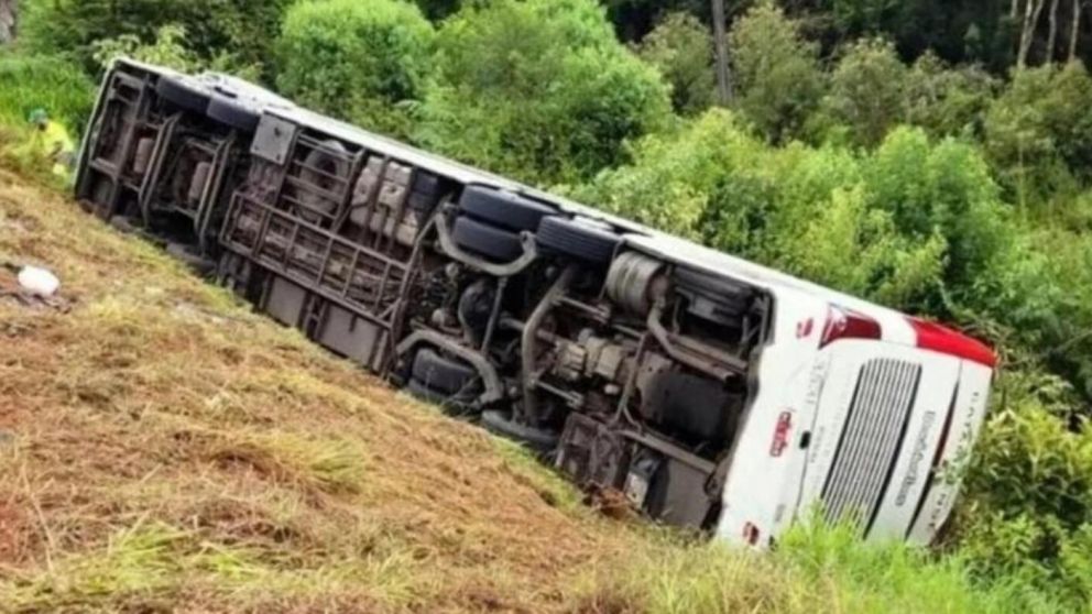El colectivo terminó volcado al costado de la ruta BR-277, lo que dificultó las tareas de rescate.