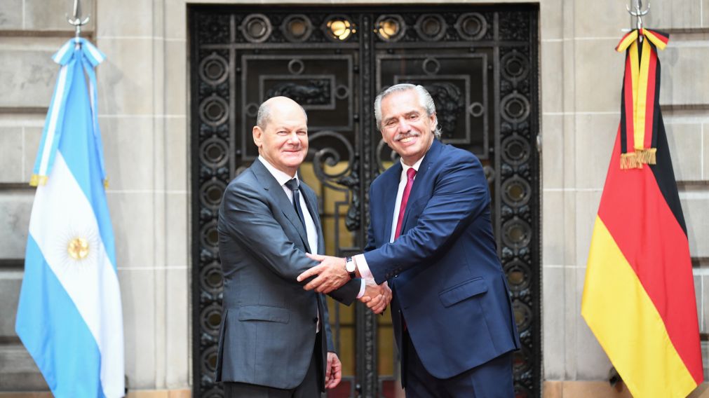 Alberto Fernández con el canciller alemán Olaf Scholz en la sede de la Cancillería. (Foto: Presidencia)
