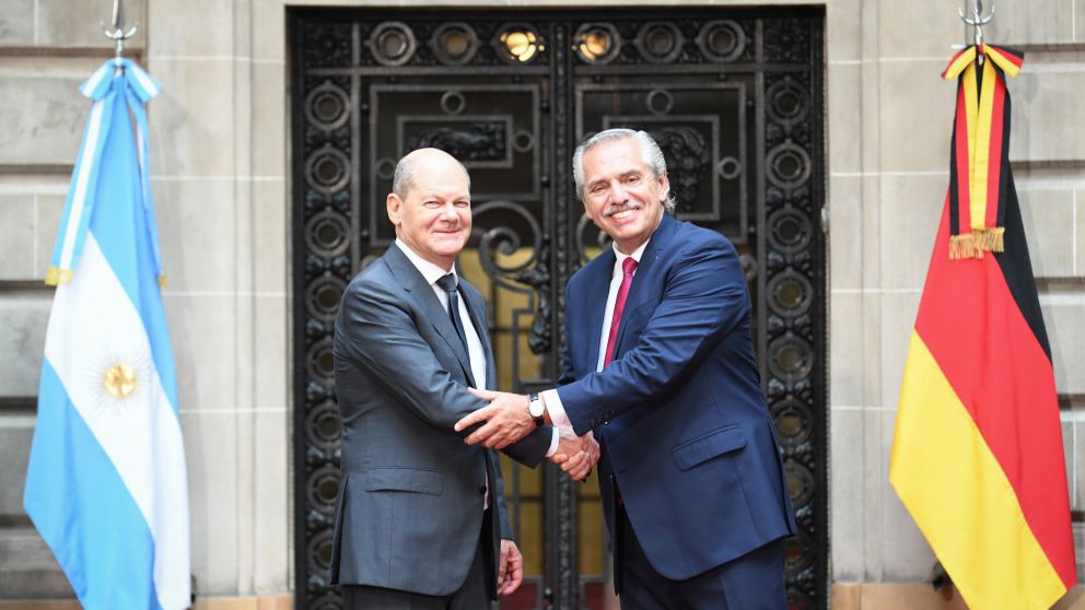 Alberto Fernández con el canciller alemán Olaf Scholz en la sede de la Cancillería. (Foto: Presidencia)