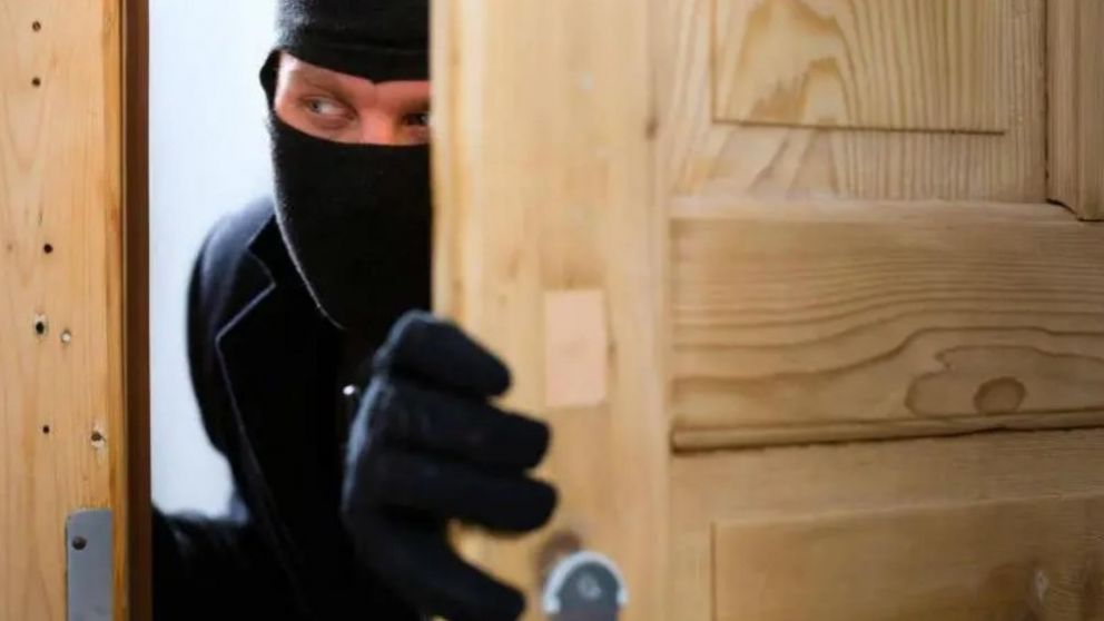 Los individuos se hallaban encapuchados cuando ingresaron a la vivienda de las víctimas.