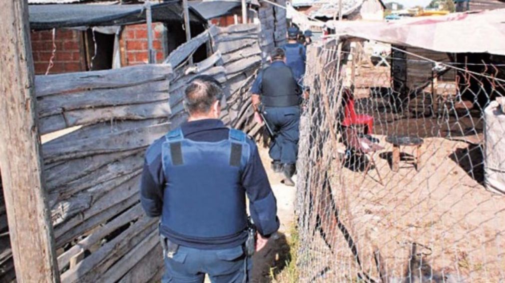 Los funcionarios policiales revisaron el interior de la villa La Curita.