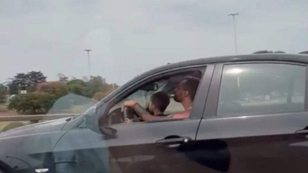 Un hombre puso a un nene al volante en plena autopista ricchieri y desató la polémica (Imagen captura vídeo).