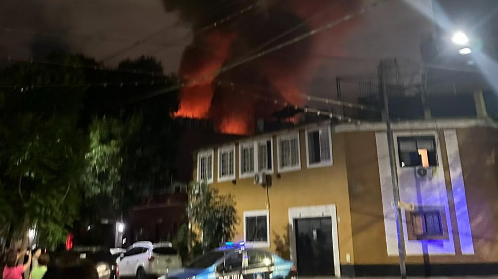 Incendio en Villa Ortuzar obligó a trasladar a los vecinos en las inmediaciones.