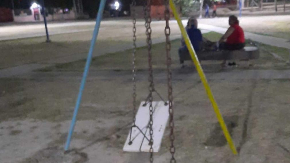 Una nena termin� lastimada por el mal estado de los juegos de una plaza de Presidente Per�n.