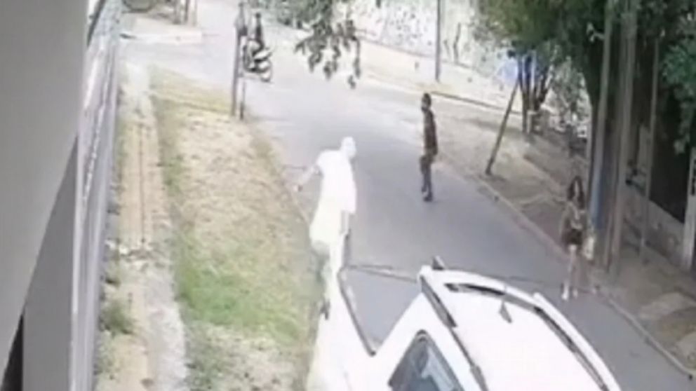 Un jubilado evitó que una mujer y su hija sean asaltadas por unos motochorros (Imagen captura vídeo).