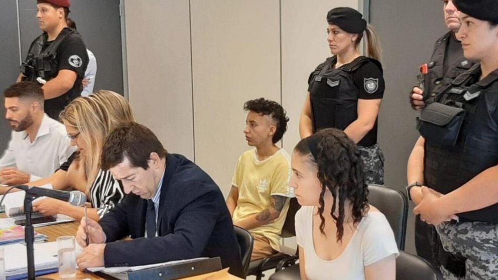 Magdalena Espósito Valenti, madre de la víctima, y su pareja Abigail Páez son juzgadas por la Justicia de La Pampa (Télam).