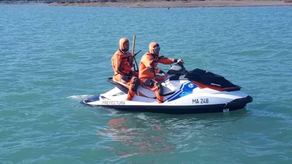 Buscan a kayakista desaparecido en aguas de Lago Argentino en El Calafate.