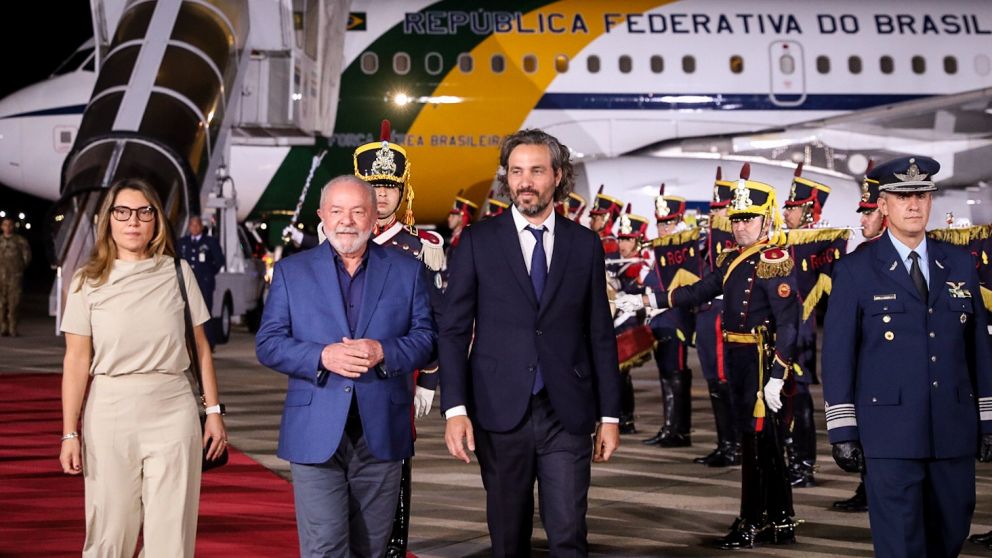 Llegó Lula da Silva a la Argentina, lo recibió en Aeroparque el canciller Santiago Cafiero.
