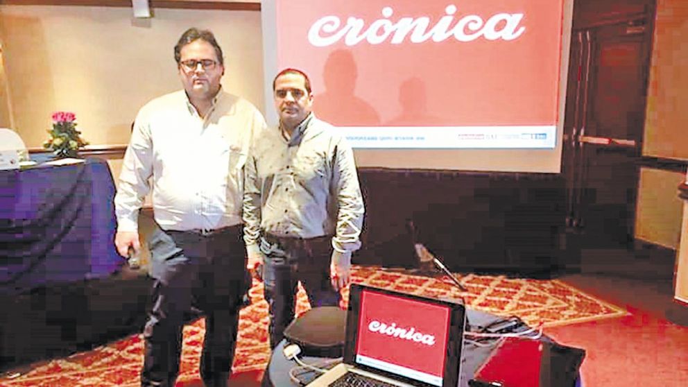 Tony Ort�z, director de Arte del Grupo Cr�nica, y Mat�as Kaplan, jefe de Redacci�n del diario.