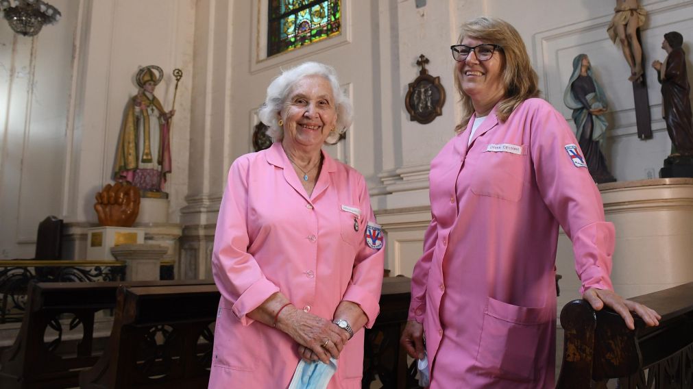 Amancia y Liliana, en la Iglesia del Hospital Elizalde (Rubén Paredes / Crónica).