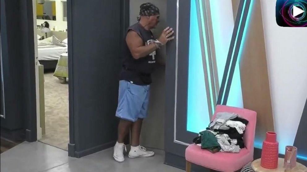 Alfa quiso entrar al ba�o mientras se ba�aba Camila y gener� pol�mica.