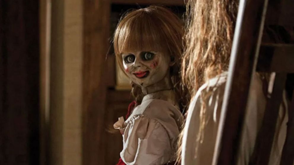 La mujer mostró a la muñeca caminando sola.