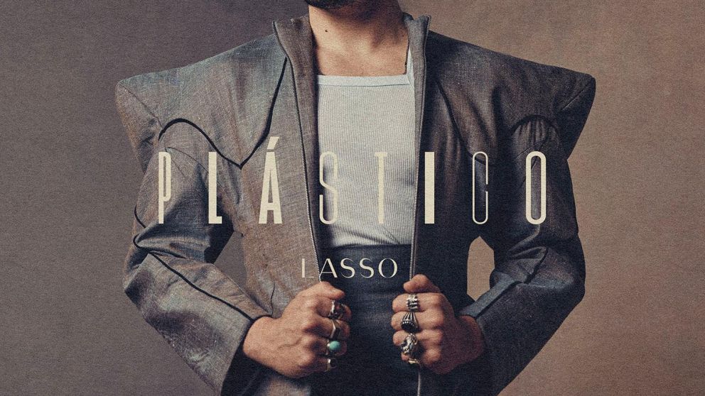 Lasso celebra la llegada de 2023 por partida doble con "Corriendo Con Tijeras" y "Plástico"
