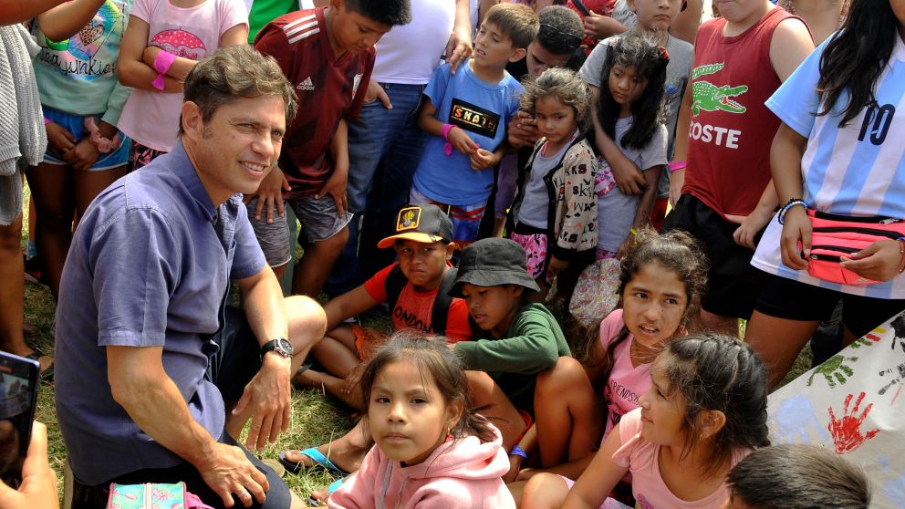 Kicillof reunido con niños en la presentación del programa "Vacaciones sin trabajo infantil". (Foto: Télam)