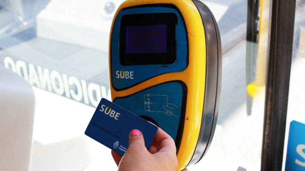 Tras los últimos aumentos en trenes y colectivos autorizados por el Gobierno, los usuarios se las rebuscan para aprovechar promociones y descuentos a la hora de viajar.
