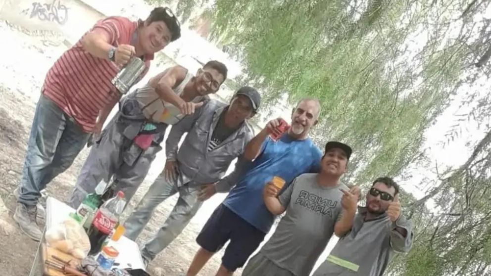 El jubilado compartió gustoso el asado con los obreros que habían encontrado su billetera en Neuquén.