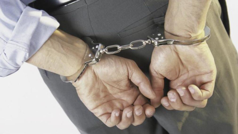 Los funcionarios apresaron al hombre por delitos consumados en 2019.