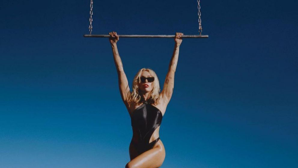 Miley Cyrus present� su nuevo single "Flowers"
