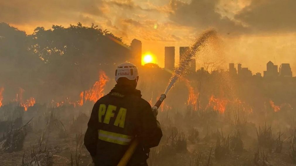 Bomberos contin�an trabajando en la Reserva Ecol�gica para extinguir incendio.