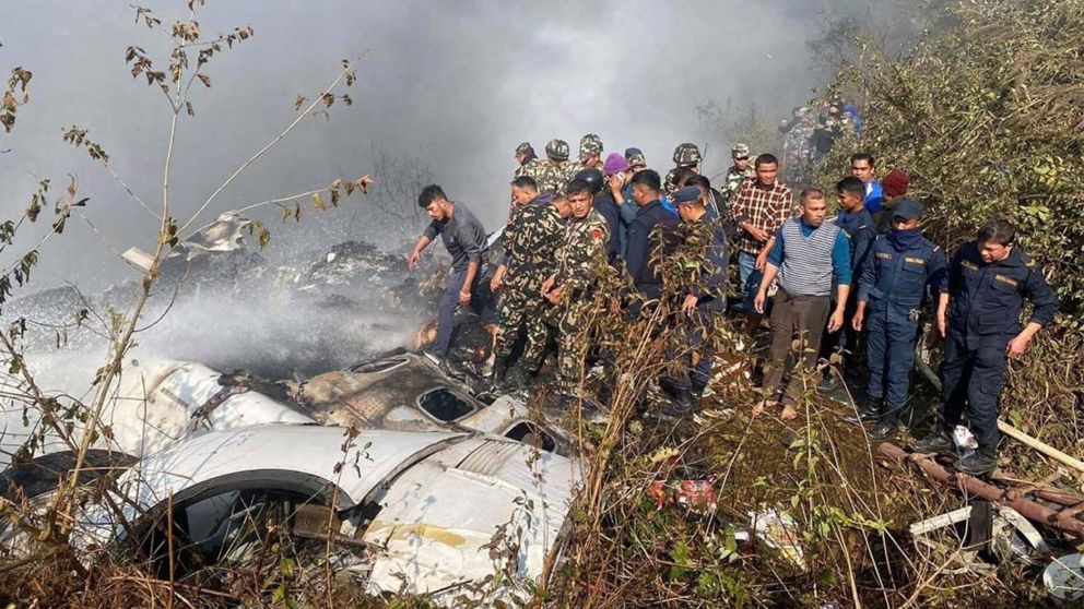 Tragedia en Nepal: 67 muertos al estrellarse un avión en el cual viajaba un argentino.